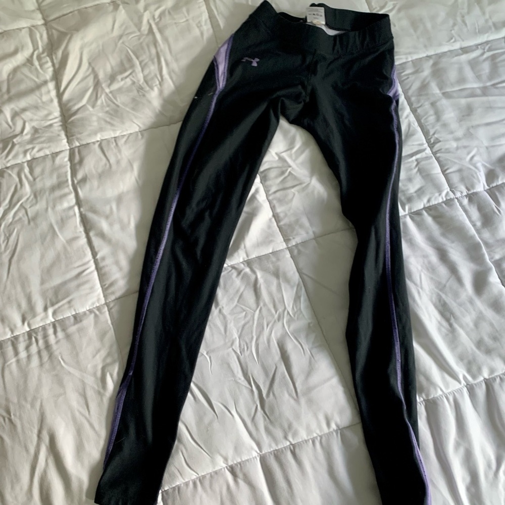 AMAZING Under Armour XS/S leggings with purple trim
